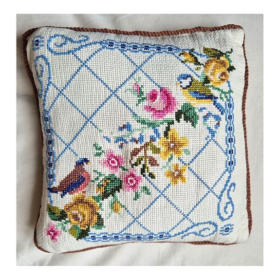 Handbroderad kudde 27x26 cm Blåmes.