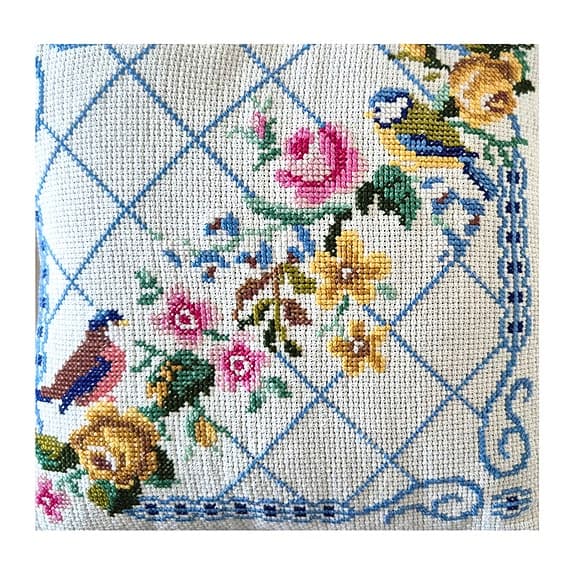 Handbroderad kudde 27x26 cm Blåmes.