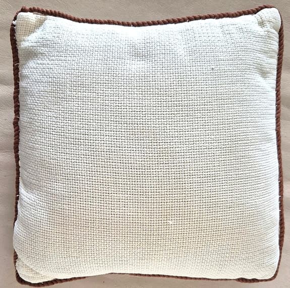 Handbroderad kudde 27x26 cm Blåmes.