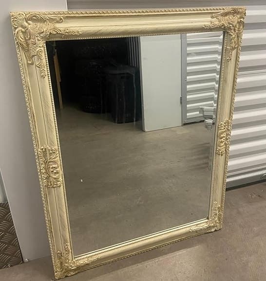 Vacker Antik Spegel - Krämfärgad Dröm för Vintageälsk