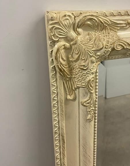 Vacker Antik Spegel - Krämfärgad Dröm för Vintageälsk