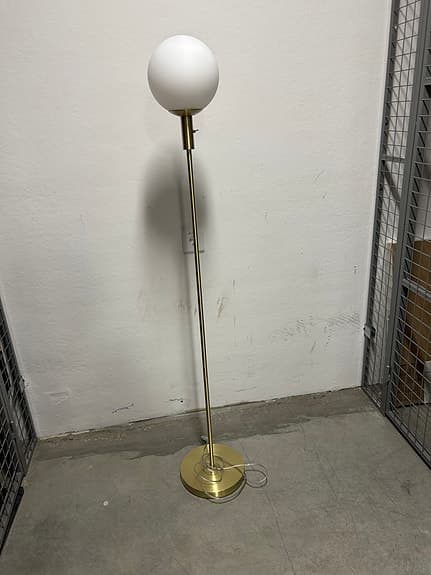 Ellos Golvlampa med rund vit lampskärm och metallfot