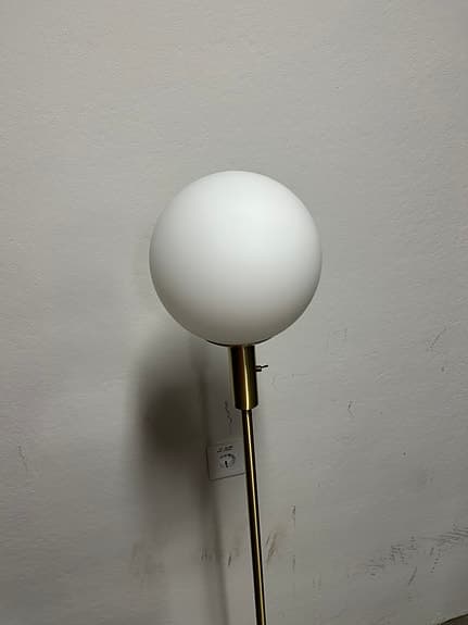 Ellos Golvlampa med rund vit lampskärm och metallfot