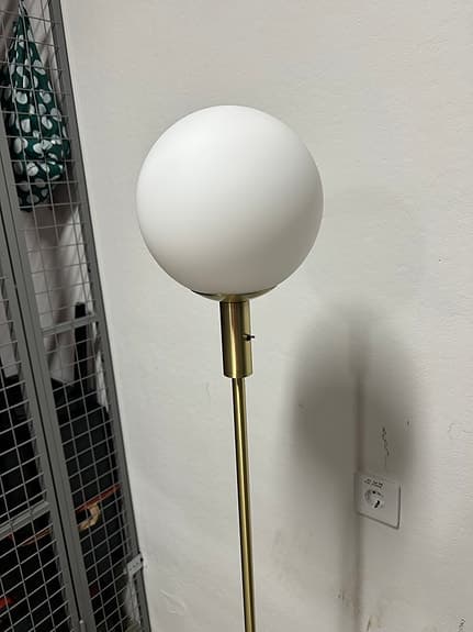 Ellos Golvlampa med rund vit lampskärm och metallfot