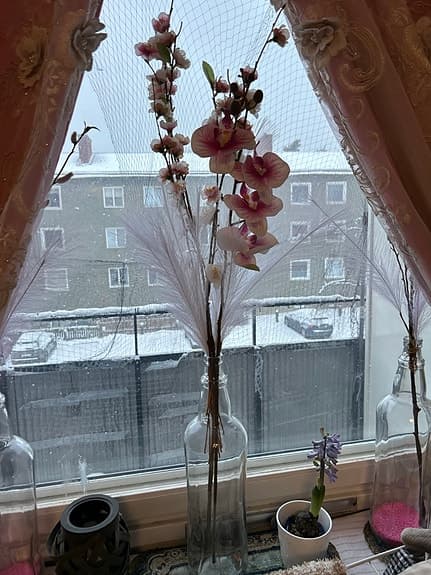 vaser med blommor