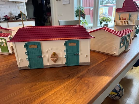 Lekset Hus och Stall med tillbehör och figurer