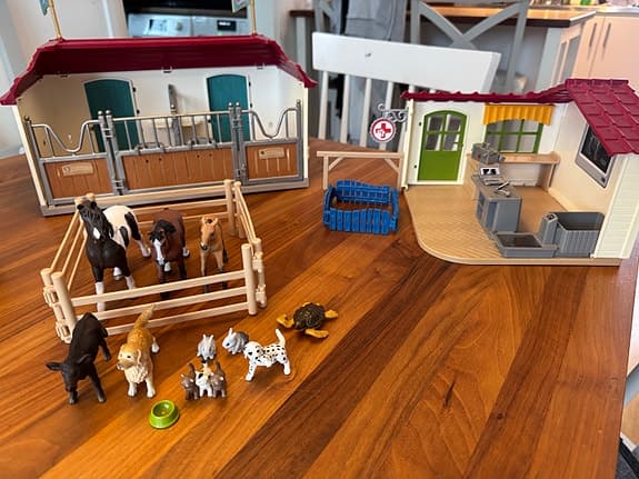 Lekset Hus och Stall med tillbehör och figurer