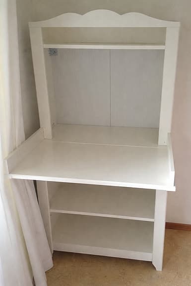 Bokhylla med avtagbar skötbordsdel