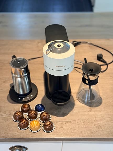 Nespresso Vertuo Next Kaffemaskin med mjölkskummare och karaff