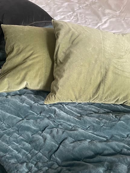 2 stycken Ceannis kuddfodral inklusive kuddar grön sammet