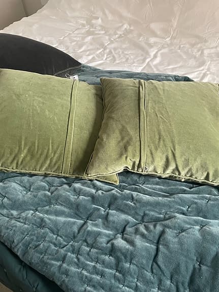 2 stycken Ceannis kuddfodral inklusive kuddar grön sammet