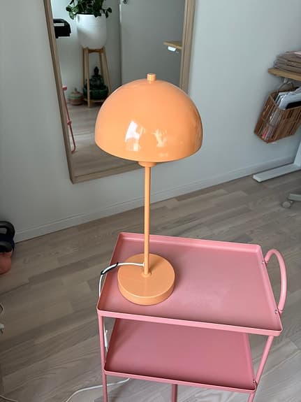 Herstal Vienda bordslampa i Apricot Crush