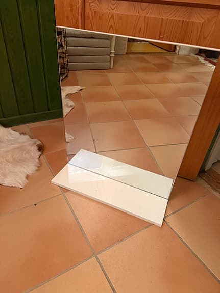 Spegel med vit ram och hylla