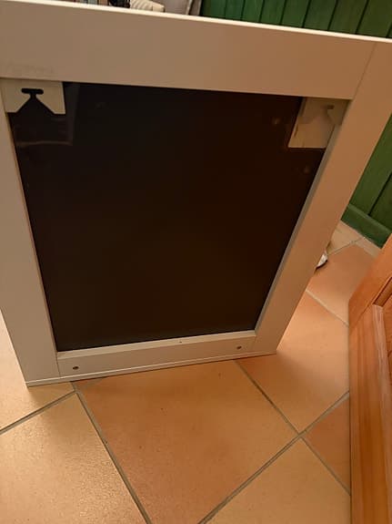 Spegel med vit ram och hylla