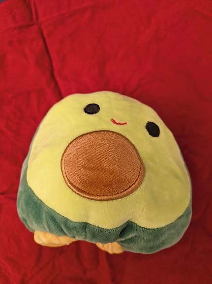 4 Squishmallows: morot, ramen, Aimee, guacamole