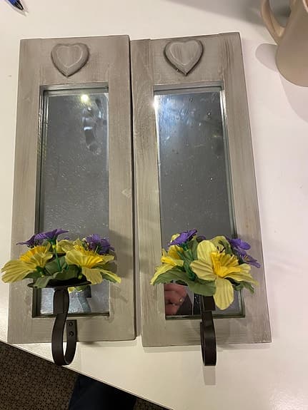 2 st väggspeglar har en ljushållare