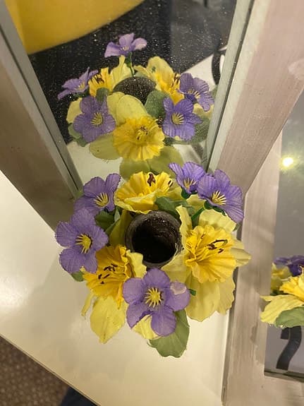 2 st väggspeglar har en ljushållare