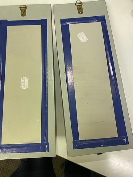 2 st väggspeglar har en ljushållare