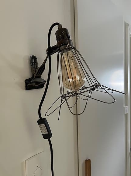 Work lamp (vägglampa) med klämma och metallgaller