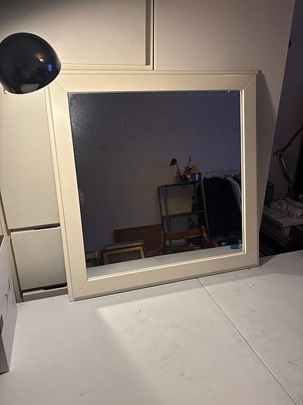 Spegel med vit träram