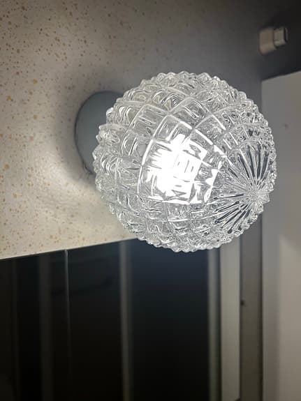 Retro vägglampa med glaskupa