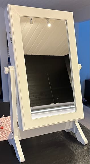 Vit bordspegel med smyckesförvaring