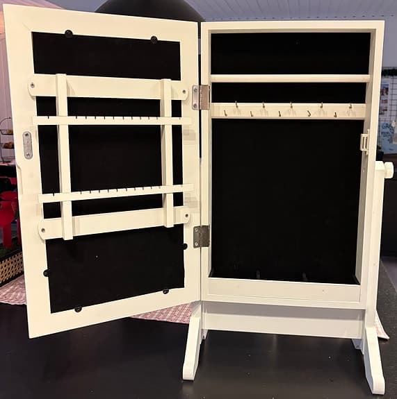 Vit bordspegel med smyckesförvaring