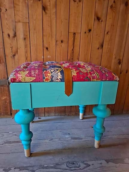 Unik pall med förvaring – färgstark inredningsdetalj