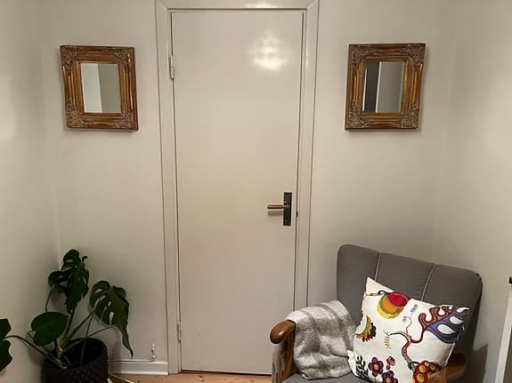 2 st Speglar, guldfärgade med fasat glas.