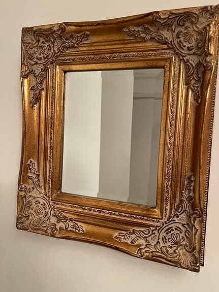 2 st Speglar, guldfärgade med fasat glas.