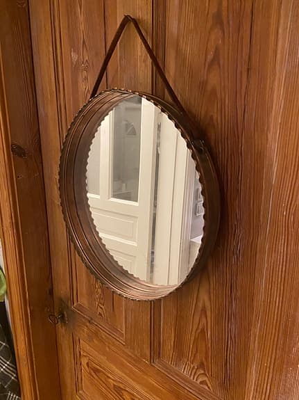 Väggspegel i koppar