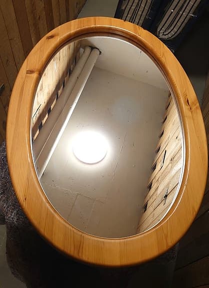 Väggspegel i trä (oval) 80x55 cm leverans möjligt