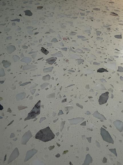 Sidobord i terrazzo med svart metallfot 100x35cm