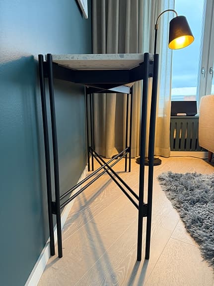 Sidobord i terrazzo med svart metallfot 100x35cm