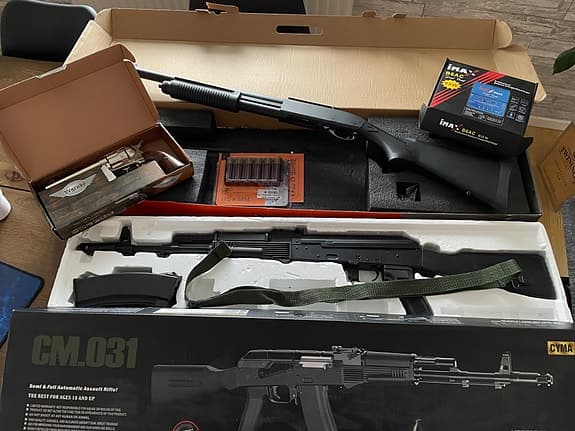 Airsoft Cyma 031 AK-74  Golden Eagle 870 Hagel  revolver CO2 Laddare