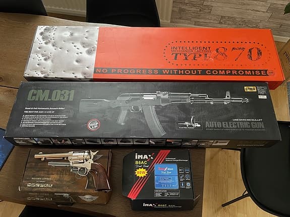 Airsoft Cyma 031 AK-74  Golden Eagle 870 Hagel  revolver CO2 Laddare