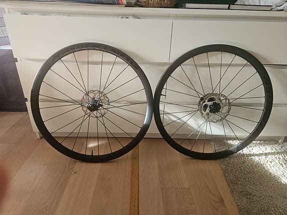 Kolfiberhjul. 
Bontrager Aeolus Elite 35 TLR Disc