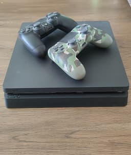 Sony Playstation 4 Spelkonsol med två handkontroller