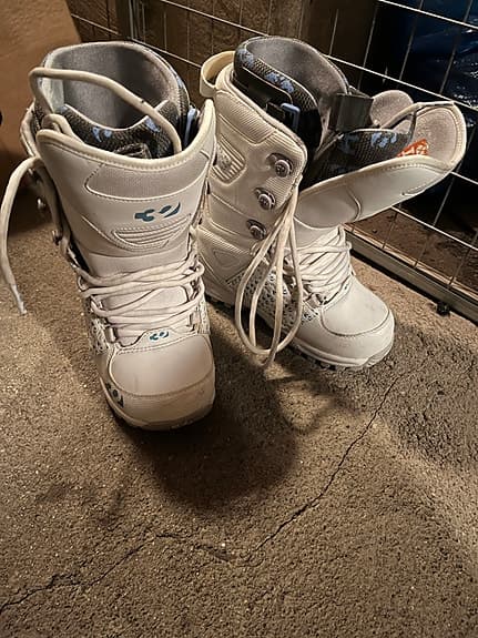 Näst intill oanvända Snowboardskor