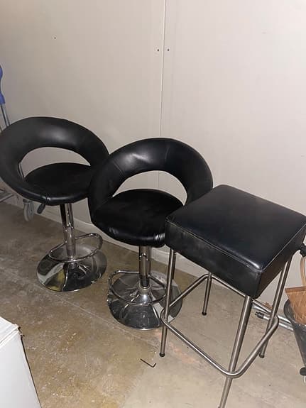2 barstolar + pall i svart skinnimitation