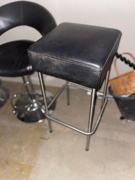2 barstolar + pall i svart skinnimitation
