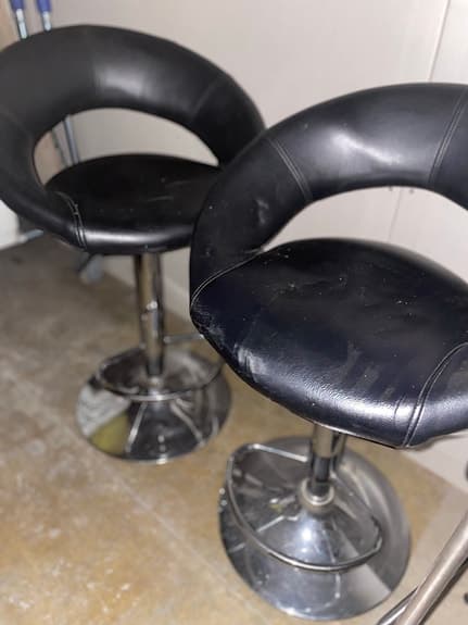 2 barstolar + pall i svart skinnimitation