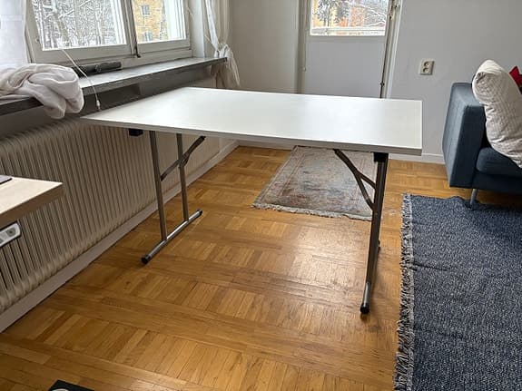 skrivbordet i trä med fällbara ben i metall