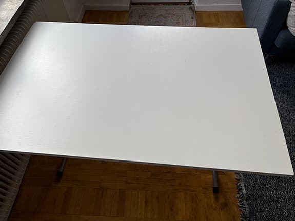 skrivbordet i trä med fällbara ben i metall