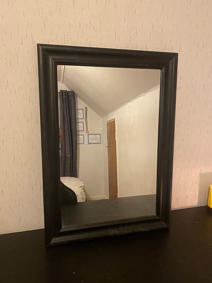 spegel med svart ram
