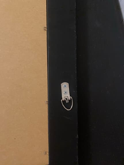 spegel med svart ram