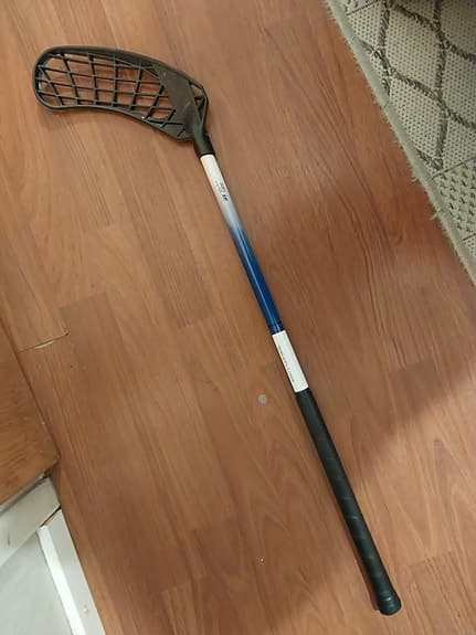 Salming innebandyklubba Junior 67–68 cm – höger, mycket fint skick.