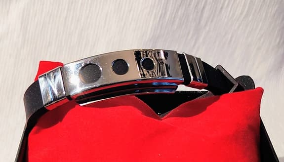 Svart armband  m stålspänne framtill,jätte tufft och snyggt