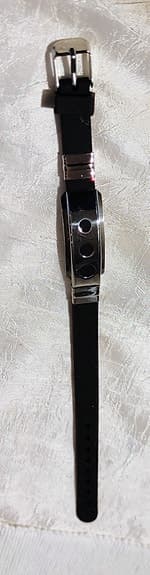 Svart armband  m stålspänne framtill,jätte tufft och snyggt