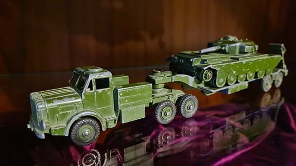 Äldre leksaksbilar Militärfordon tanks Dinkytoys